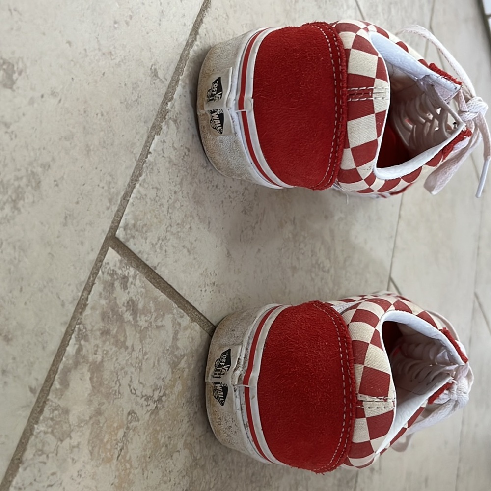 Red vans - Picture 3 of 5